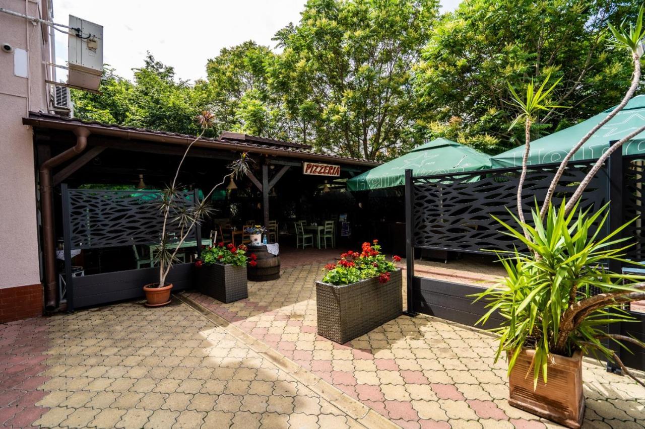 Hotel TEX Club Botoşani Buitenkant foto