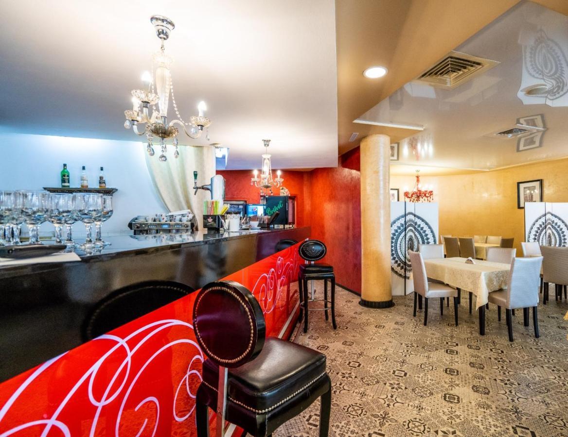 Hotel TEX Club Botoşani Buitenkant foto