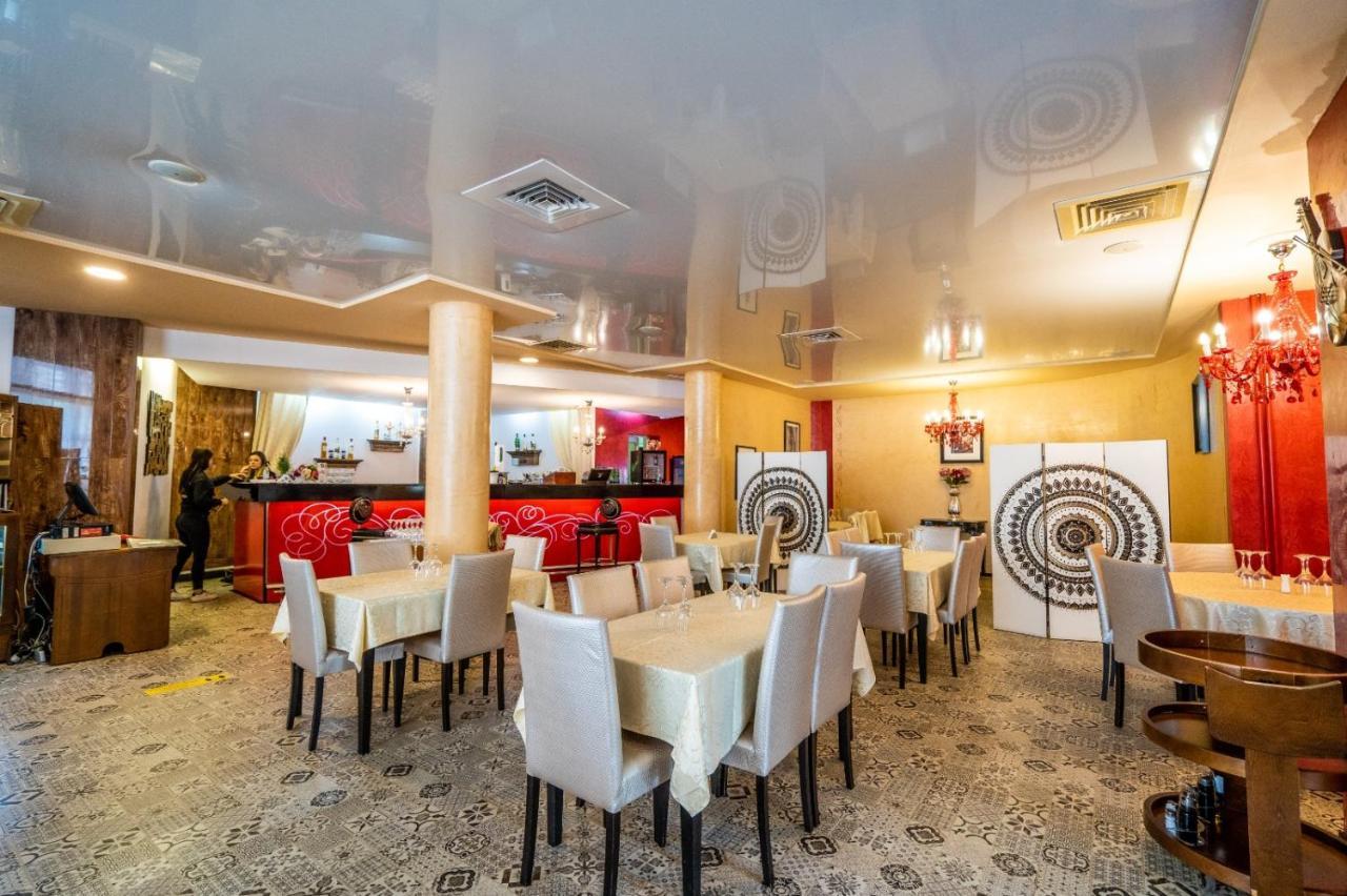 Hotel TEX Club Botoşani Buitenkant foto