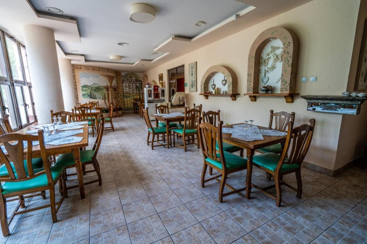 Hotel TEX Club Botoşani Buitenkant foto