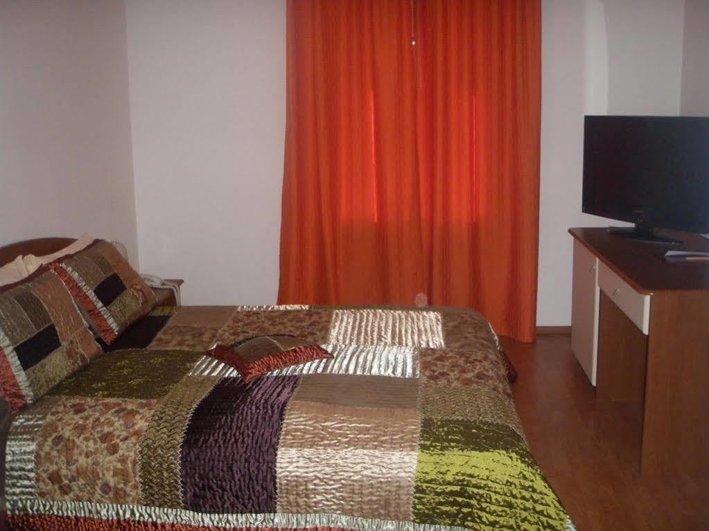 Hotel TEX Club Botoşani Buitenkant foto