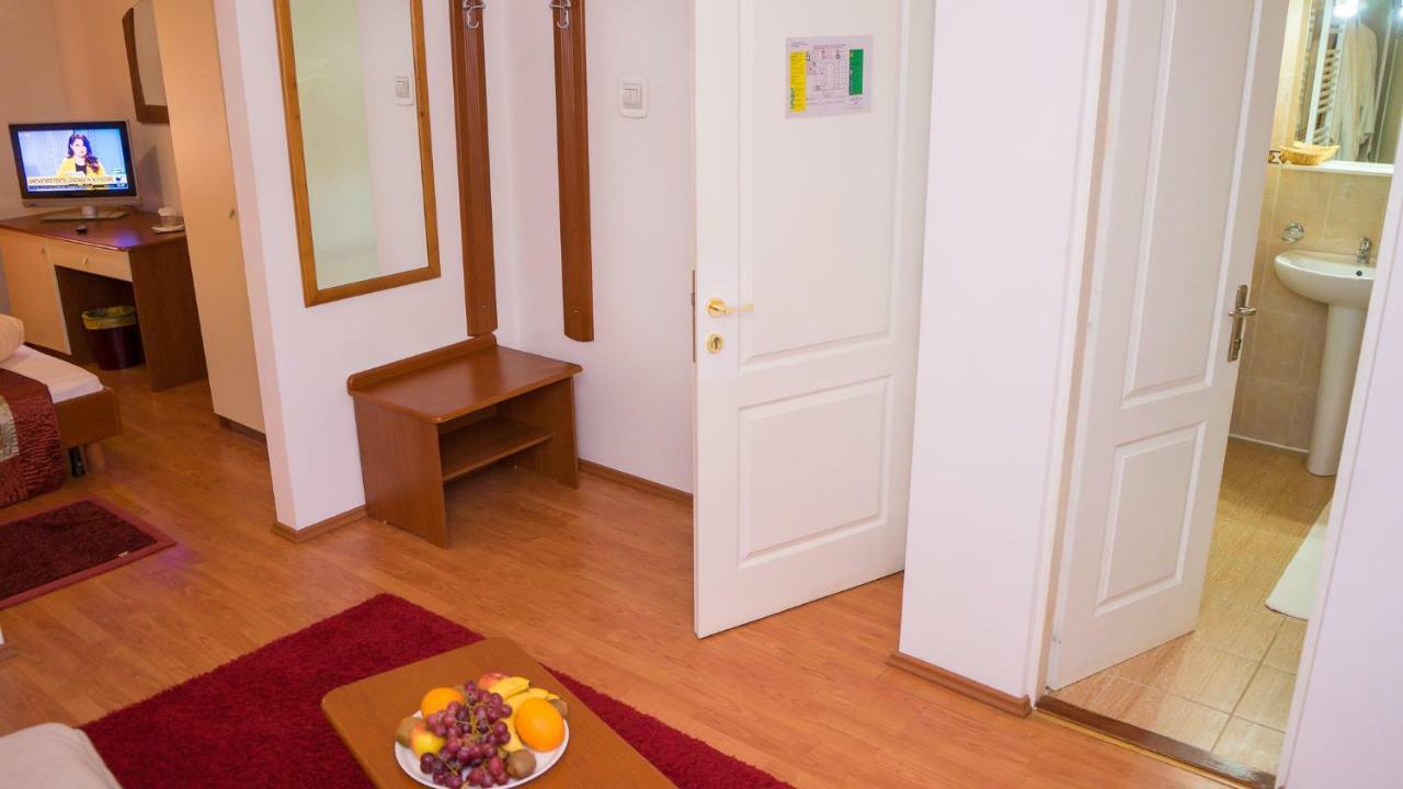 Hotel TEX Club Botoşani Buitenkant foto