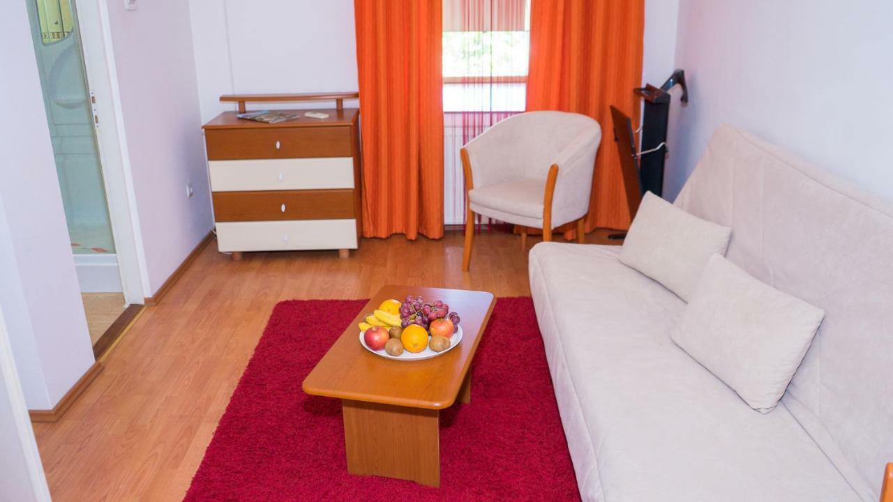 Hotel TEX Club Botoşani Buitenkant foto