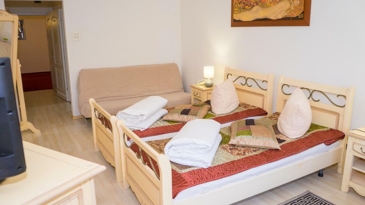 Hotel TEX Club Botoşani Buitenkant foto