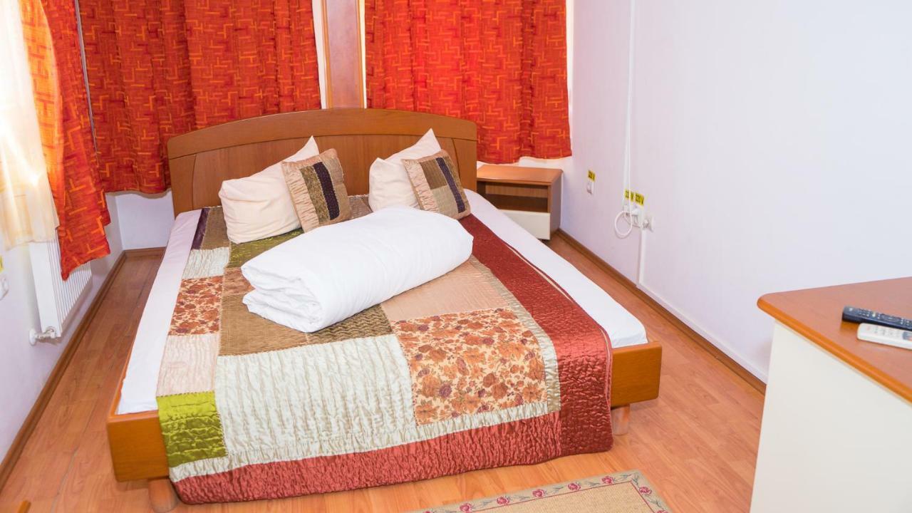 Hotel TEX Club Botoşani Buitenkant foto