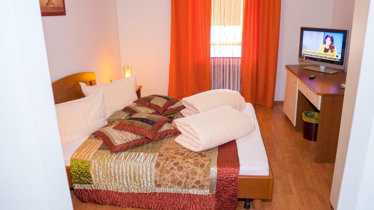 Hotel TEX Club Botoşani Buitenkant foto