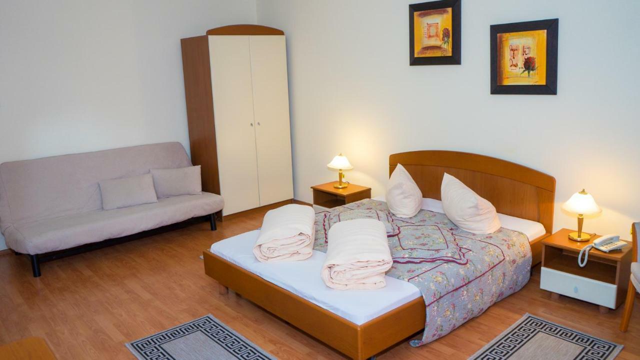 Hotel TEX Club Botoşani Buitenkant foto