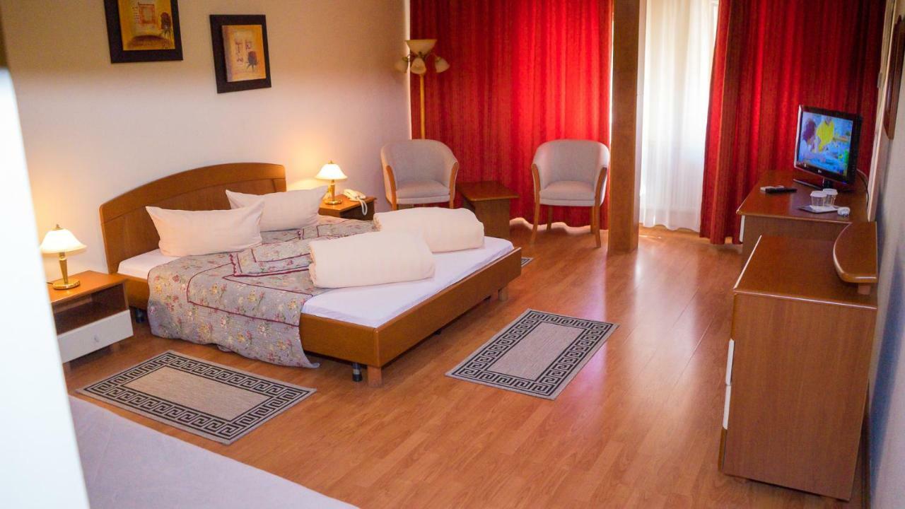 Hotel TEX Club Botoşani Buitenkant foto