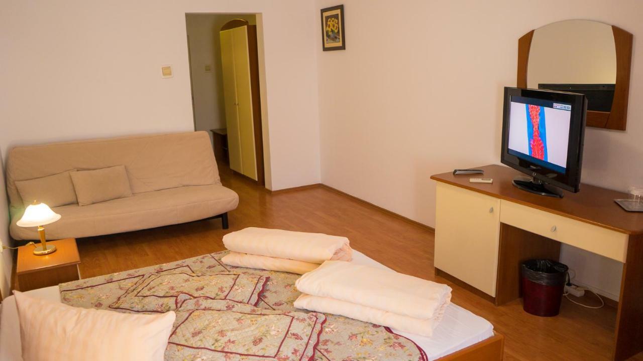 Hotel TEX Club Botoşani Buitenkant foto