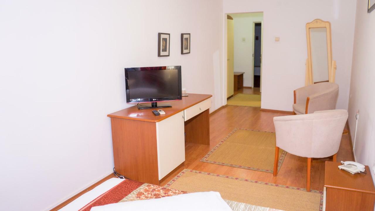 Hotel TEX Club Botoşani Buitenkant foto