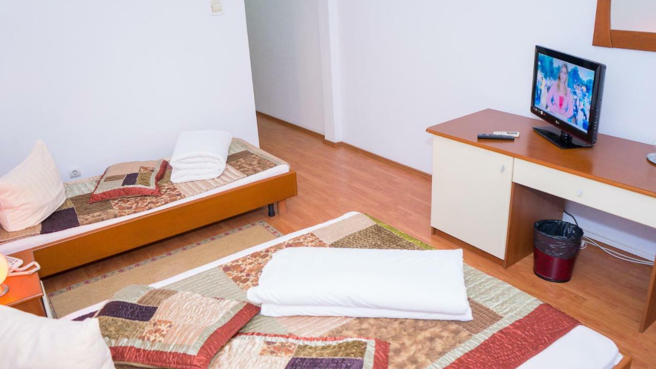Hotel TEX Club Botoşani Buitenkant foto