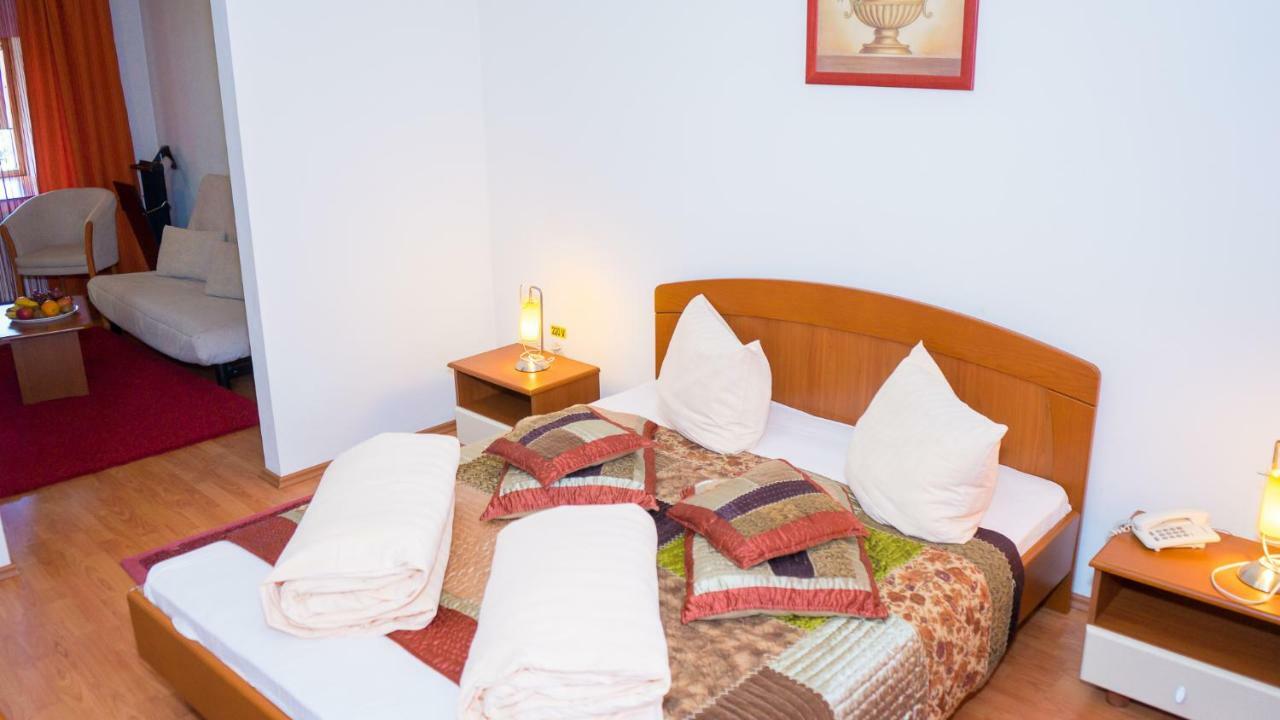 Hotel TEX Club Botoşani Buitenkant foto