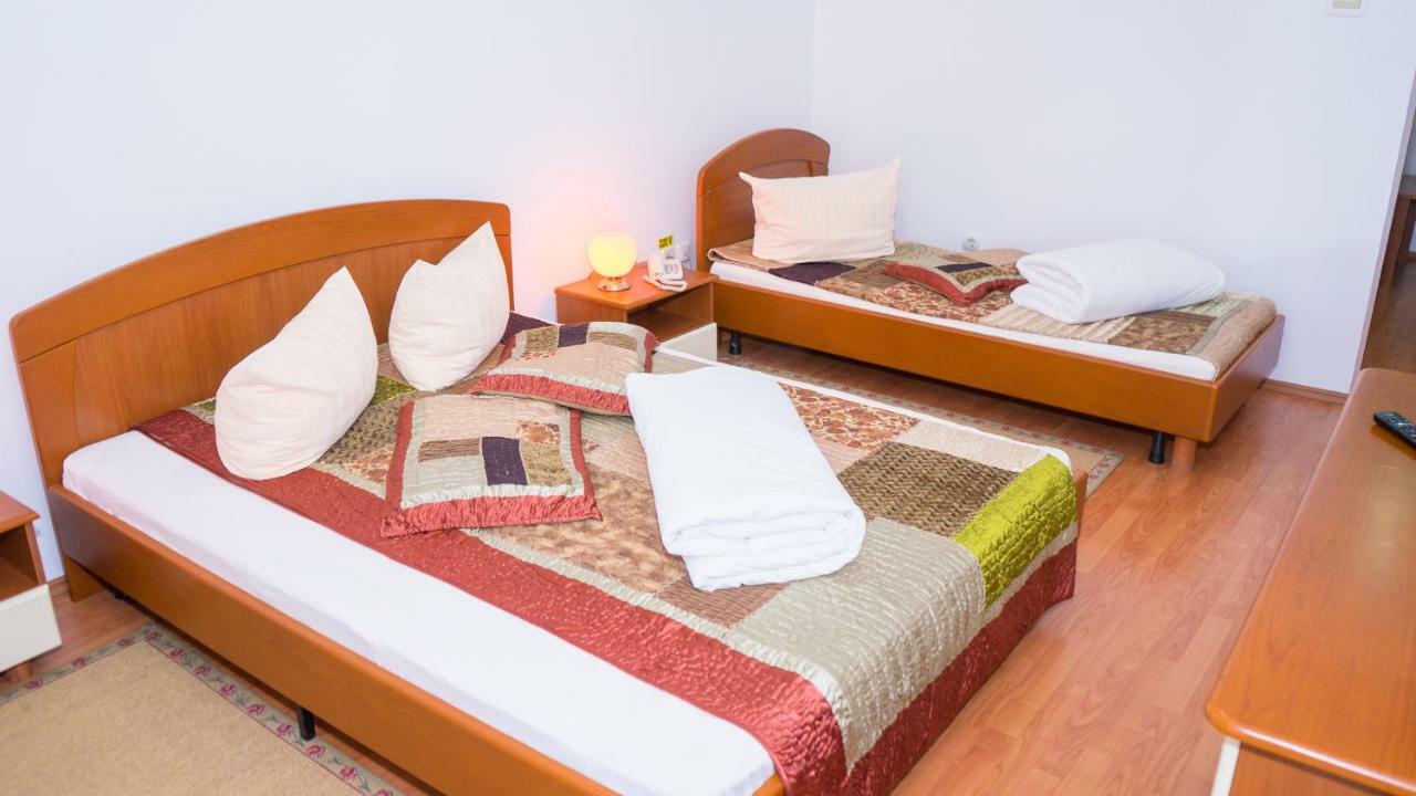 Hotel TEX Club Botoşani Buitenkant foto