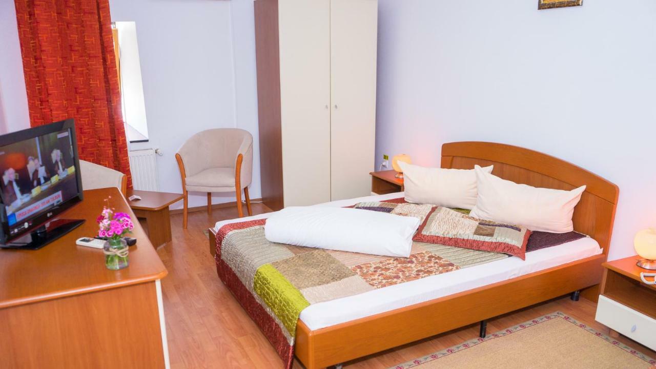 Hotel TEX Club Botoşani Buitenkant foto