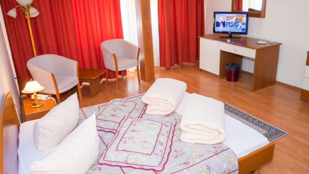 Hotel TEX Club Botoşani Buitenkant foto