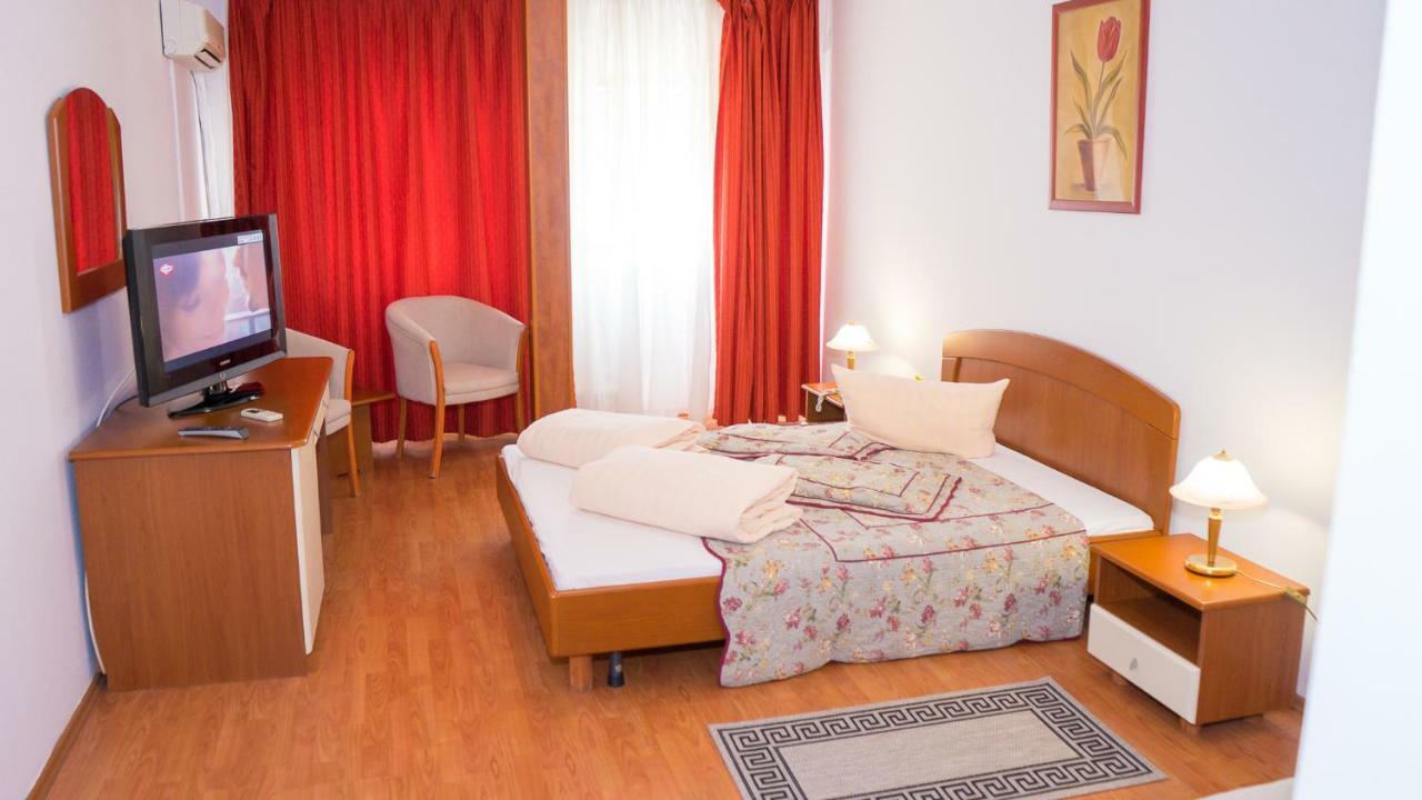Hotel TEX Club Botoşani Buitenkant foto